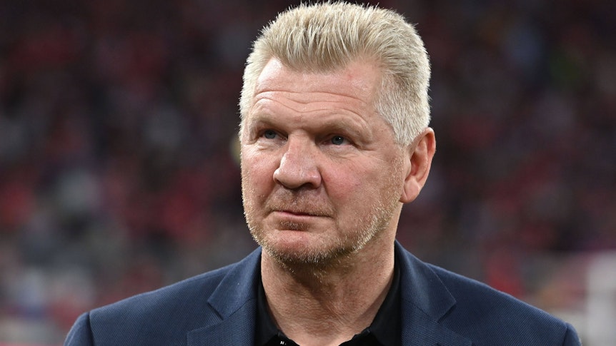 Stefan Effenberg, ehemaliger Spieler von Borussia Mönchengladbach, hier am 16. Oktober 2022 bei einem Bundesliga-Spiel zwischen Bayern München und dem SC Freiburg, grimmig und fokussiert schauend.