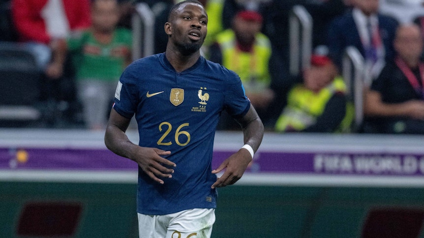 Marcus Thuram von Borussia Mönchengladbach, hier bei einem WM-Spiel der französischen Nationalmannschaft gegen Marokko am 14. Dezember 2022, im blauen Trikot mit der Nummer 26, die in Gold aufgedruckt ist.