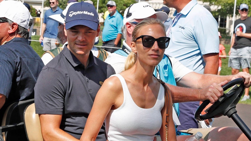 Golf-Star Matin Kaymer, auf diesem Foto am 17. September 2022 mit seiner Lebensgefährtin Irene Scholz (r.) bei einem Turnier in Sugar Grove, Illinois (USA), zu sehen. Die beiden sitzen in einem Golf-Kart. Sie trägt eine Sonnenbrille.