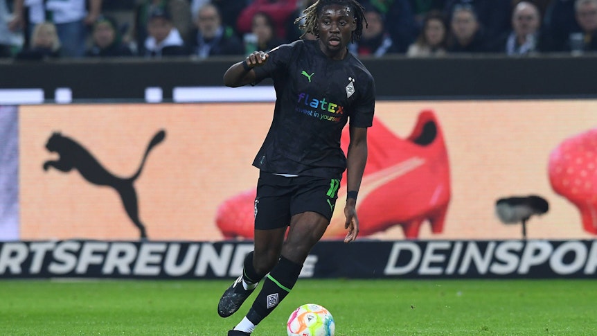 Manu Koné von Borussia Mönchengladbach, hier am 11. November 2022 beim Spiel gegen Borussia Dortmund im Lauf beim Spielen eines Passes.