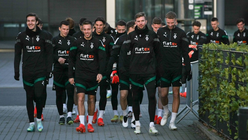 Die Profis von Borussia Mönchengladbach auf dem Weg zum Trainingsplatz im Borussia-Park, hier zu sehen am 3. Januar 2023. Auf dem Foto sind unter anderem Christoph Kramer, Florian Neuhaus, Patrick Herrmann, Yann Sommer oder Stefan Lainer zu sehen.