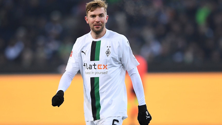 Christoph Kramer von Borussia Mönchengladbach, hier beim Spiel gegen die „Legenden des Parks“ am 17. Dezember 2022, schaut fröhlich in die Kamera. Er trägt schwarze Handschuhe.