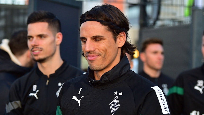 Torwart Yann Sommer von Borussia Mönchengladbach, hier zu sehen am 3. Januar 2023 während des Trainings im Borussia-Park. Sommer lächelt, neben ihm geht Julian Weigl.