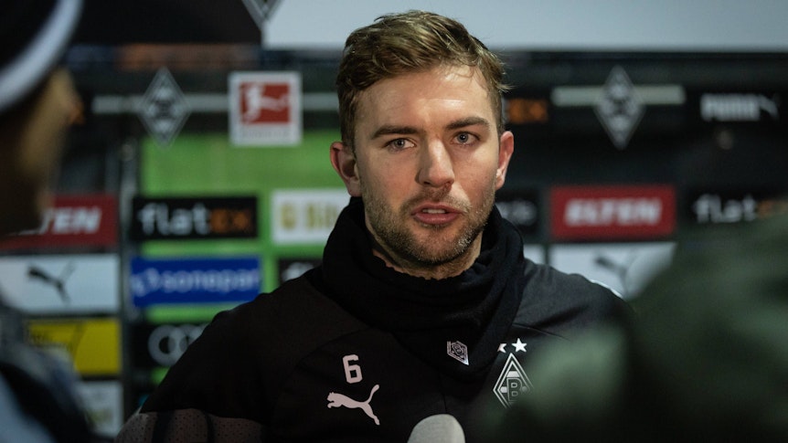 Weltmeister Christoph Kramer von Fußball-Bundesligist Borussia Mönchengladbach, auf diesem Bild während eines Interviews am 3. Januar 2023 im Borussia-Park zu sehen. Kramer spricht in ein Mikrofon und blickt Richtung Kamera.