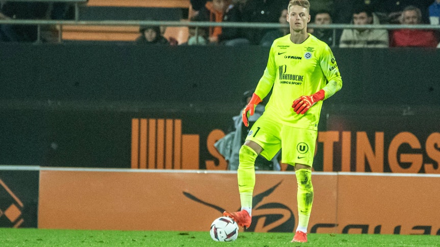 Jonas Omlin von HSC Montpellier, hier am 29. Dezember 2022 beim Ligue-1-Spiel gegen den FC Lorient im knallgelben Trikot beim Stoppen eines Balles mit dem rechten Fuß.