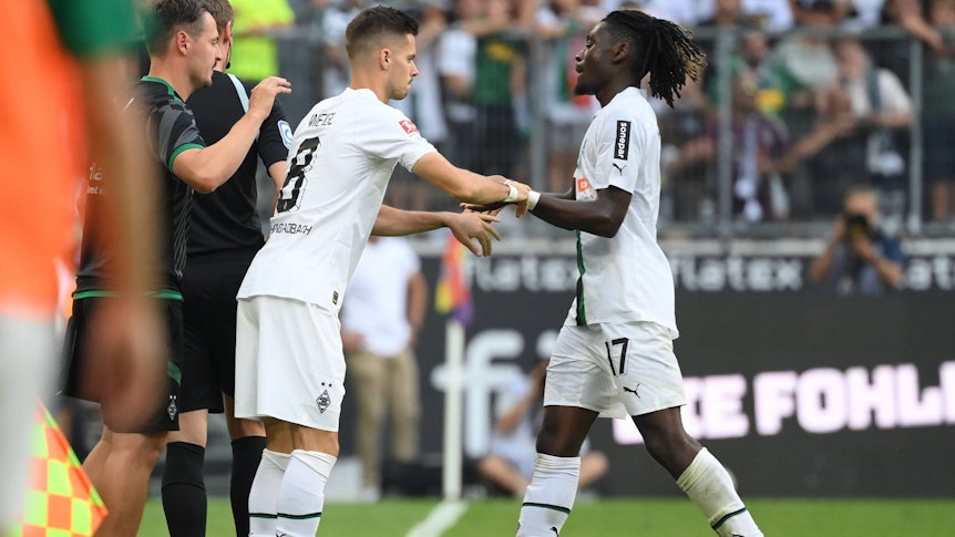 Julian Weigl von Borussia Mönchengladbach wird am 4. September 2022 im Spiel gegen den FSV Mainz 05 für seinen Teamkollegen Manu Koné eingewechselt.
