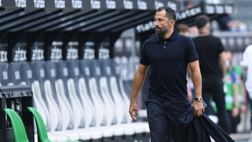 Hasan Salihamidzic, Sportvorstand bei Fußball-Bundesligist Bayern München, hat sich zur aktuellen Torwartsuche des Rekordmeisters geäußert. Hier ist er am 13. August 2021 im Gladbacher Borussia-Pak zu sehen. Salihamidzic geht an der Seitenlinie des Stadionspielfeldes entlang und blickt Richtung Zuschauerränge.
