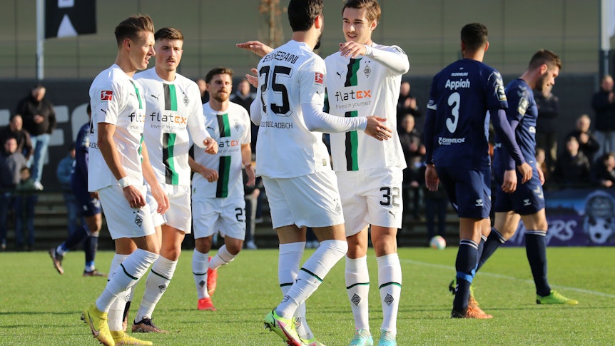 Borussia Mönchengladbach hat am Samstag (7. Januar 2023) das Testspiel gegen den VfB Oldenburg 2:0 gewonnen. Auf dem Foto ist Gladbachs Florian Neuhaus (r.) beim Jubel zum 1:0 mit seinem Teamkollegen Ramy Bensebaini zu sehen.