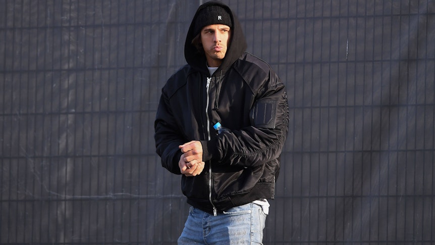 Yann Sommer, Keeper von Borussia Mönchengladbach, wird derzeit von Rekordmeister Bayern München umworben. Das Foto zeigt den Schweizer am 7. Januar 2023 als Zuschauer beim Testspiel gegen den VfB Oldenburg mit Mütze und schwarzem Hoodie ernst schauend.