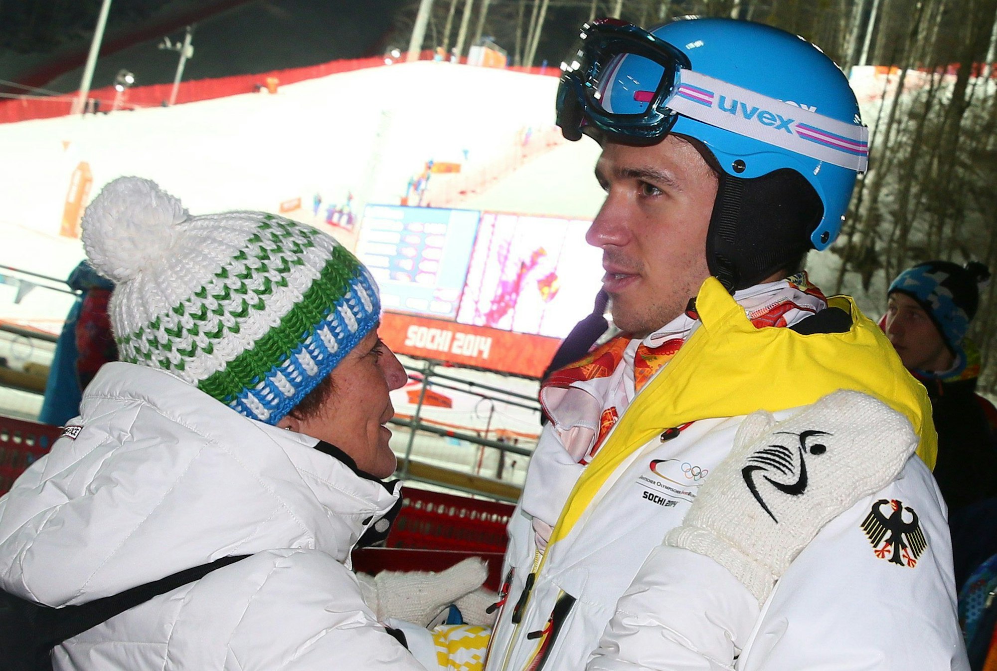 Felix Neureuther (rechts) und seine Mutter Rosi Mittermaier (links) stehen im Rosa Khutor Alpine Center bei den Olympischen Spielen in Sotschi 2014.