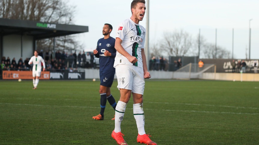 Patrick Herrmann von Borussia Mönchengladbach jubelt nach seinem Tor zum 2:0 gegen den VfB Oldenburg am 7. Januar 2023 auf dem Fohlenplatz.