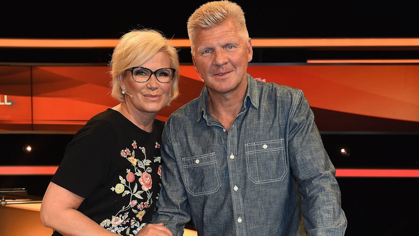 Claudia Effenberg (l.) mit Ehemann Stefan, Ex-Profis von Borussia Mönchengladbach am 31. März 2017 bei einer TV-Show in Köln.