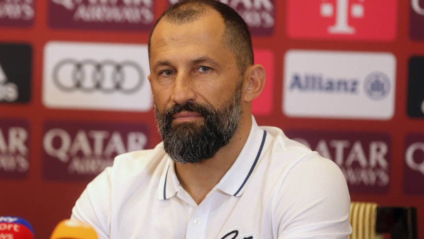 Bayern-Sportdirektor Hasan Salihamidzic am 7. Januar 2023 auf einer Pressekonferenz in Doha grimmig schauend.