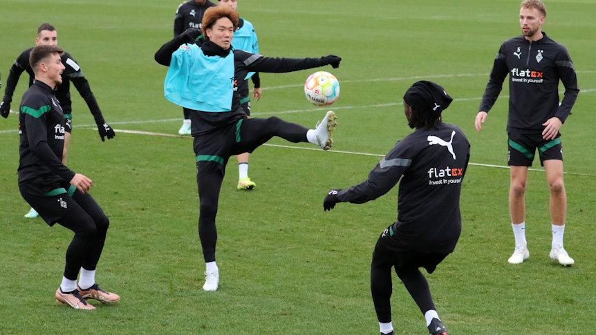 Das Team von Borussia Mönchengladbach ist am Montag (9. Januar 2023) in die neue Trainingswoche gestartet. Das Foto zeigt Ko Itakura (Mitte) mit seinen Teamkollegen bei einer Übung während einer Einheit am 5. Januar.