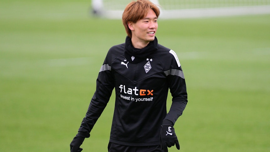 Ko Itakura von Borussia Mönchengladbach, hier bei einer Trainingseinheit am 28. Dezember 2022, ist nach seiner langwierigen Knieverletzung wieder fit. Das Foto zeigt ihn in der Halb-Totalen lächelnd.