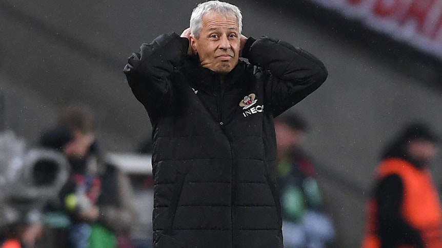 Lucien Favre, Ex-Trainer von Borussia Mönchengladbach, hier am 3. November 2022 beim Conference-League-Spiel zwischen OGC Nizza und dem 1. FC Köln, schlägt die Hände über dem Kopf zusammen.