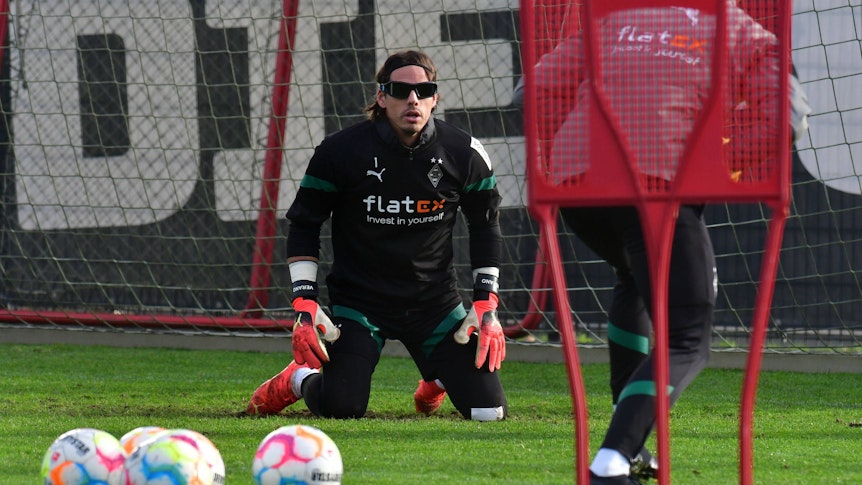Yann Sommer im Gladbach-Training, auf diesem Foto ist der Schweizer Nationalspieler am 10. Januar 2023 auf dem Trainingsgelände im Borussia-Park zu sehen. Sommer kniet und trägt eine spezielle Brille, derweil blickz er auf den Ball.