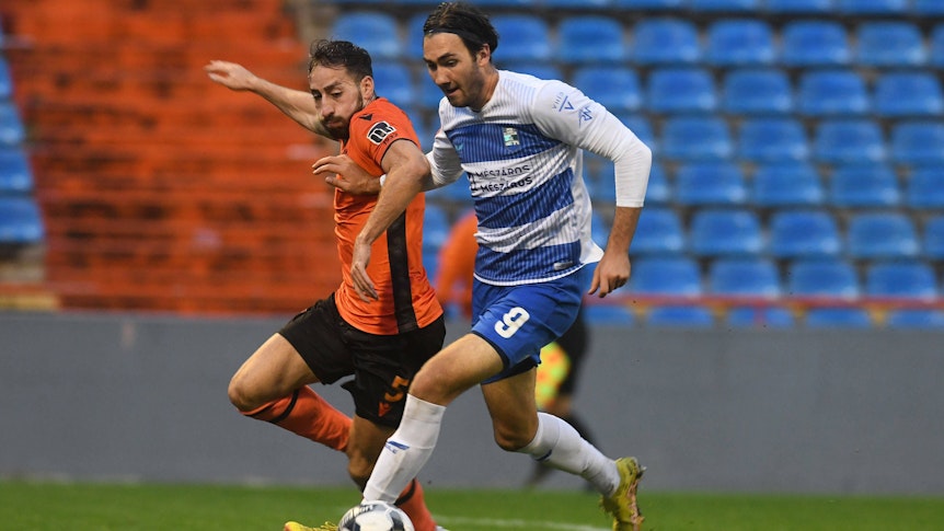 Dion Drena Beljo versucht am 13. November 2022, im Spiel von NK Osijek gegen HNK Sibenik den Ball gegen Stefan Peric zu behaupten. Der kroatische Stürmer steht im blau-weißen Trikot von Osijek im Strafraum des Gegners.