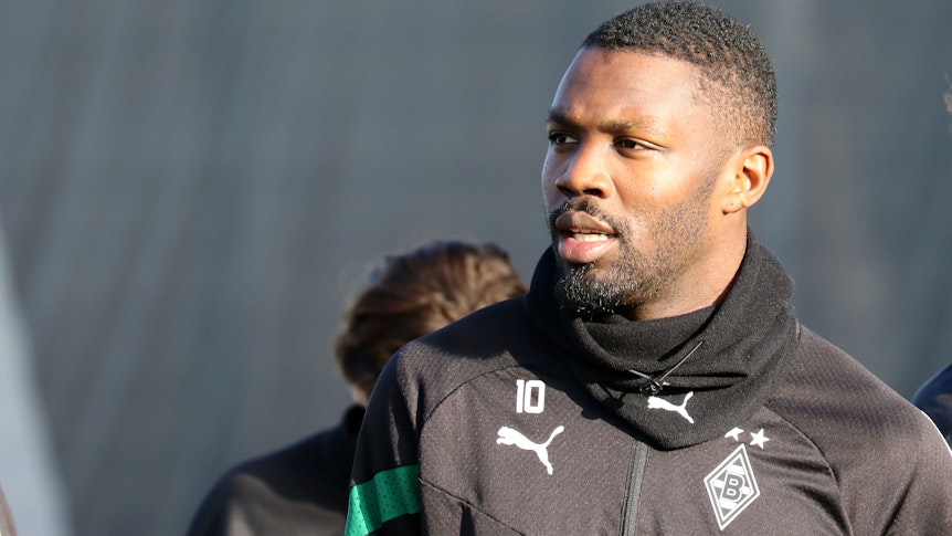 Marcus Thuram von Borussia Mönchengladbach, hier am 11. Januar 2023 beim Testspiel gegen Arminia Bielefeld, mit fokussiertem Blick beim Warmmachen in Nahaufnahme.