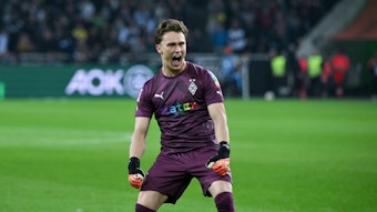 So hat Gladbach-Torwart Jan Olschowsky seine tolle Leistung samt Sieg im Bundesliga-Duell (11. November 2022) gegen Dortmund im Borussia-Park bejubelt. Nun steht er wohl vor einer Vertragsverlängerung am Niederrhein. Olschowsky schreit seine Freude vor der Norkurve heraus.