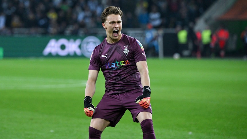So hat Gladbach-Torwart Jan Olschowsky seine tolle Leistung samt Sieg im Bundesliga-Duell (11. November 2022) gegen Dortmund im Borussia-Park bejubelt. Nun steht er wohl vor einer Vertragsverlängerung am Niederrhein. Olschowsky schreit seine Freude vor der Norkurve heraus.