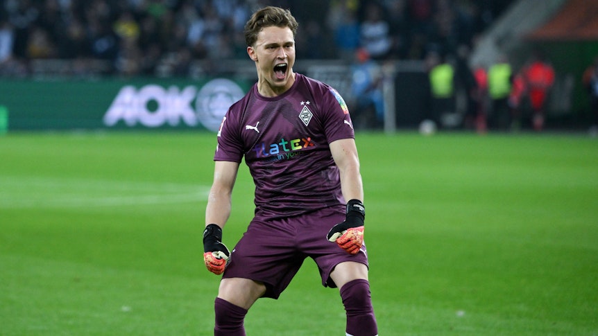 So hat Gladbach-Torwart Jan Olschowsky seine tolle Leistung samt Sieg im Bundesliga-Duell (11. November 2022) gegen Dortmund im Borussia-Park bejubelt. Nun steht er wohl vor einer Vertragsverlängerung am Niederrhein. Olschowsky schreit seine Freude vor der Norkurve heraus.