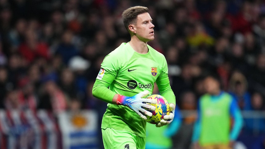Ex-Gladbach-Keeper Marc-André ter Stegen, hier am 8. Januar 2023 zu sehen, hat seinen Klub FC Barcelona mit zwei gehaltenen Elfmetern in das Finale des spanischen Supercups geführt. Auf diesem Foto hält ter Stegen den Ball fest und schaut auf das Spielgeschehen vor ihm.