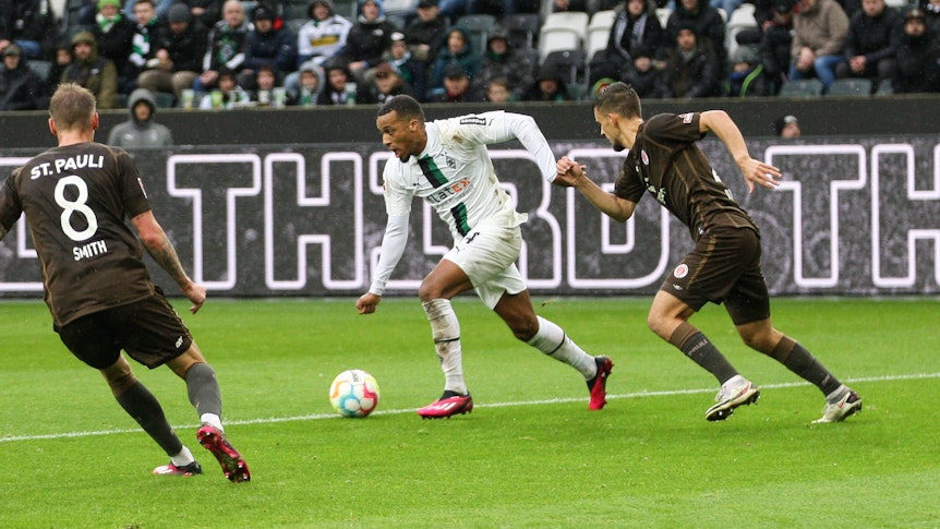 Testspiel im Borussia-Park (14. Januar 2023): Gladbach-Stürmer Alassane Plea im Duell gegen den Zweitligisten FC St. Pauli. Plea behauptet den Ball im Zweikampf.