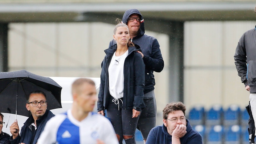 Zu diesem Zeitpunkt sind sie noch ein Paar gewesen: Ex-Gladbach-Manager Max Eberl (Mitte) und Borussias ehemalige Teammanagerin Sedrina Schaller verfolgen am 24. Juni 2022 ein Fußballspiel in Zürich. Eberl hat seine Hände auf Schallers Schulter gelegt.
