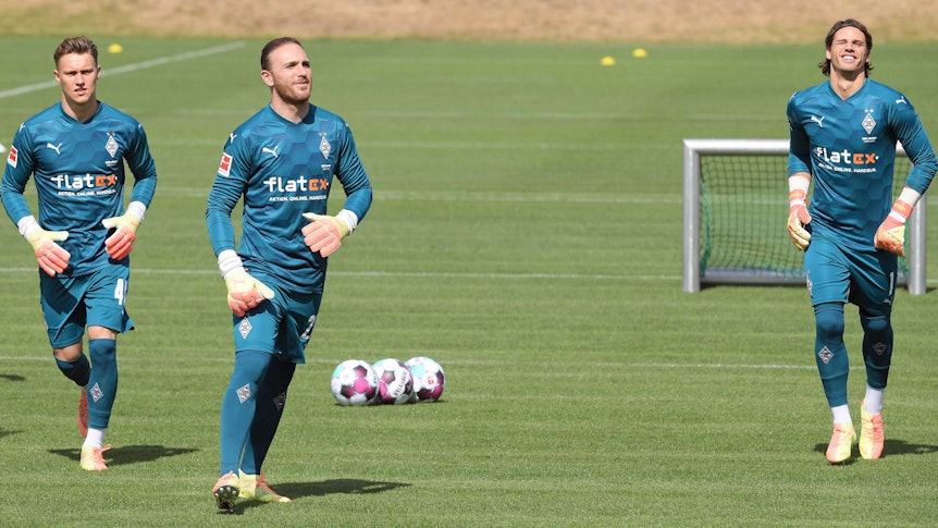 Die Gladbach-Torhüter (v.r.) Yann Sommer, Tobias Sippel und Jan Olschowsky, auf diesem Foto am 4. August 2020 im Borussia-Park zu sehen. Die drei sind auf dem Trainingsplatz und tragen die Borussia-Torhüter-Trikots für einen Medien-Termin.