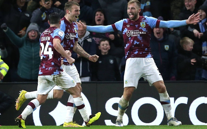 Verteidiger Jordan Beyer (M.), den Gladbach an den englischen Zweitligisten FC Burnley ausgeliehen hat, feiert seinen Treffer im Duell (14. Januar 2023) gegen Coventry City. Beyer ballt die Fäuste und brüllt seine Freude heraus.