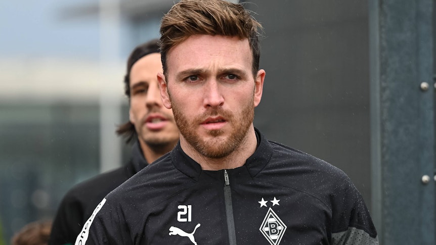 Tobias Sippel, Torhüter bei Borussia Mönchengladbach, am 13. Januar 2023 beim Training im Borussia-Park. Er schaut ernst, hinter ihm ist Yann Sommer zu erkennen.
