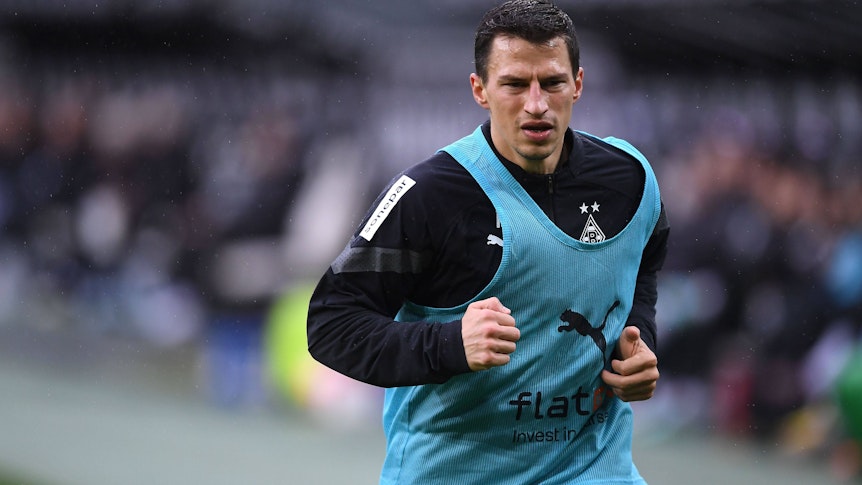 Stefan Lainer, hier am 14. Januar 2023 beim Testspiel gegen den FC St. Pauli beim Aufwärmen, im blauen Leibchen, mit verkniffenem Blick.