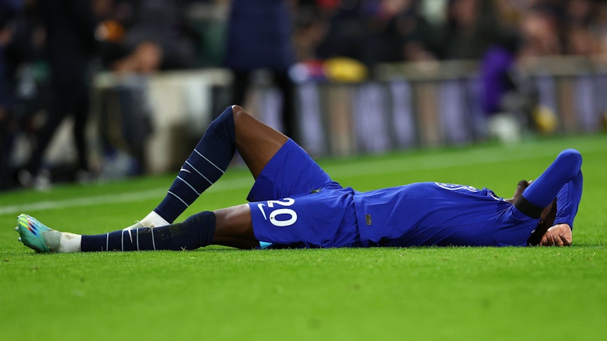 Denis Zakaria, ehemaliger Spieler von Borussia Mönchengladbach, ist derzeit von Juventus Turin an den FC Chelsea verliehen. Im Spiel gegen Fulham am 12. Januar 2023 verletzte sich der Schweizer. Das Foto zeigt ihn auf dem Boden liegend.