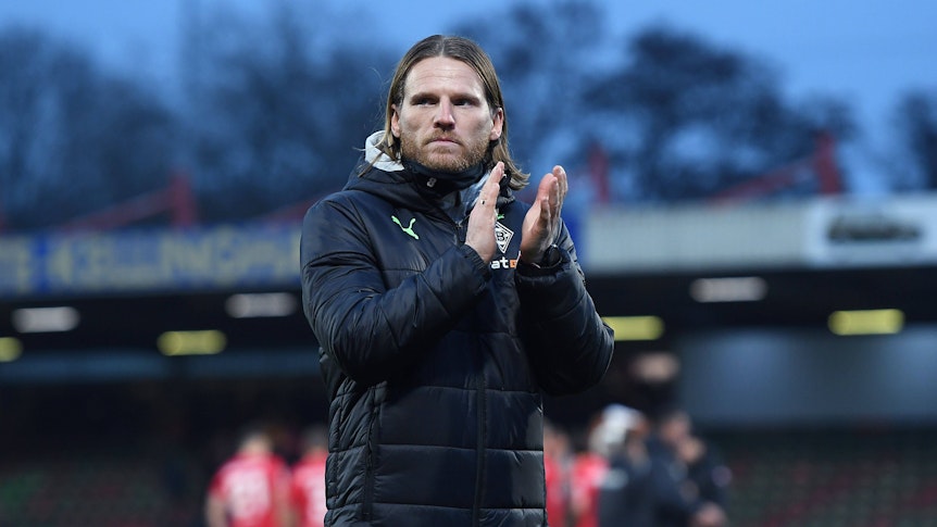 Eugen Polanski applaudiert den mitgereisten Fans von Borussia Mönchengladbach nach dem Spiel der U23 bei Rot-Weiß Oberhausen am 3. Dezember 2022.