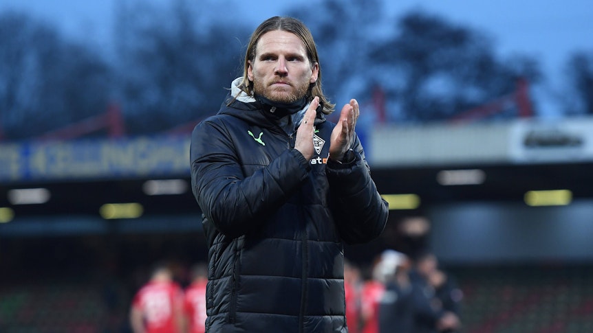 Eugen Polanski applaudiert den mitgereisten Fans von Borussia Mönchengladbach nach dem Spiel der U23 bei Rot-Weiß Oberhausen am 3. Dezember 2022.