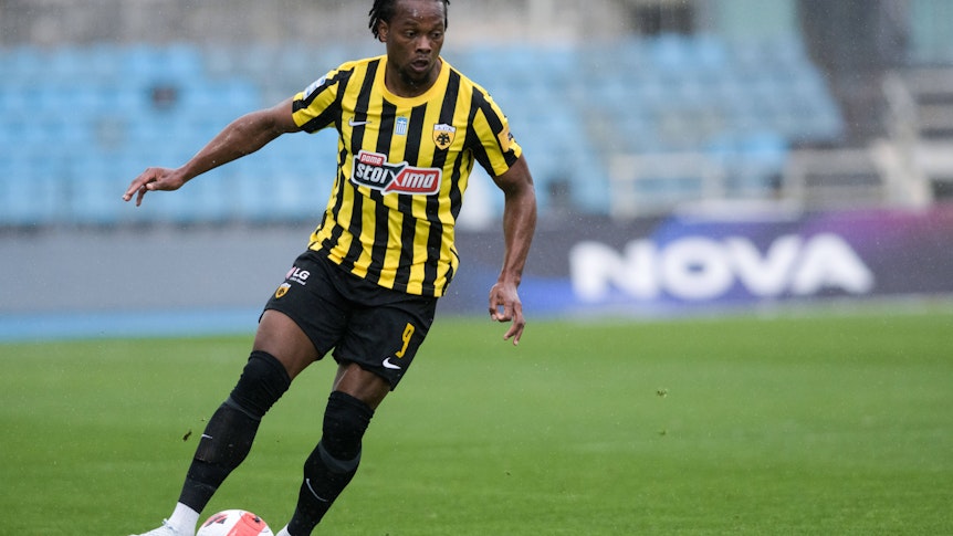 Levi Garcia steht seit 2020 bei AEK Athen unter Vertrag. Das Foto zeigt ihn am 18. April 2022 im Spiel gegen PAS Giannina. Er trägt ein gelb-schwarzes Trikot und hat den Ball am Fuß.