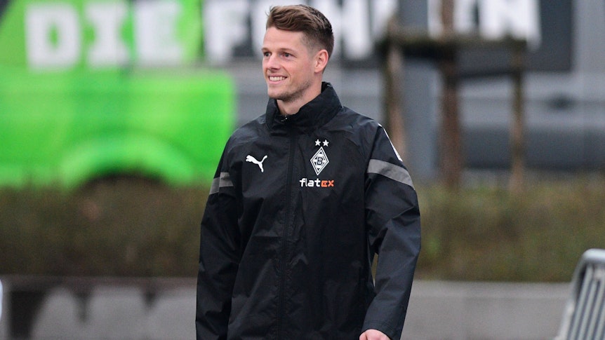 Der neue Gladbach-Torwart Jonas Omlin, hier vor seiner ersten Trainingseinheit im Borussia-Park am 19. Januar 2023 zu sehen. Onlin lächelt, er trägt die Trainingsachen der Borussia.
