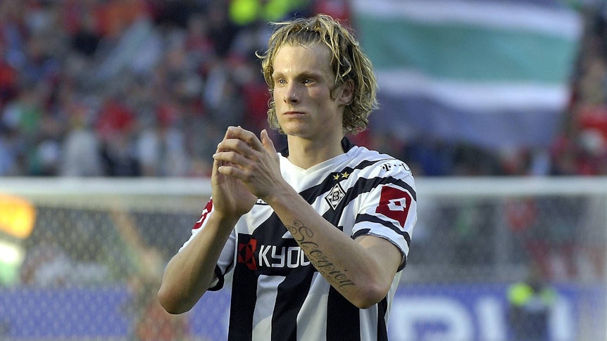 Marcell Jansen applaudiert den mitgereisten Fans von Borussia Mönchengladbach nach dem Auswärtsspiel von Borussia Mönchengladbach am 22. April 2007 bei Hannover 96. Jansen trägt das weiß-schwarze Gladbach-Heimtrikot.