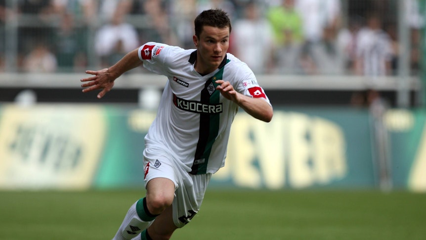 Alexander Baumjohann rennt am 26. April 2009 mit dem Ball über den Rasen im Borussia-Park. Baumjohann trägt das weiße Heimtrikot von Borussia Mönchengladbach.