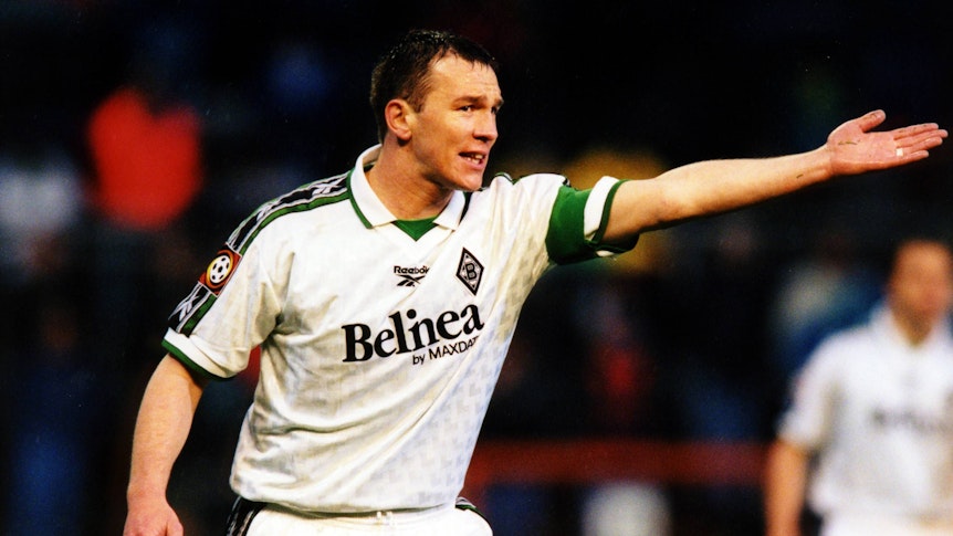 Patrik Andersson streckt seinen linken Arm in einem Bundesliga-Spiel am 14. April 1999 heraus, um seinen Mitspielern bei Borussia Mönchengladbach eine Anweisung zu geben.