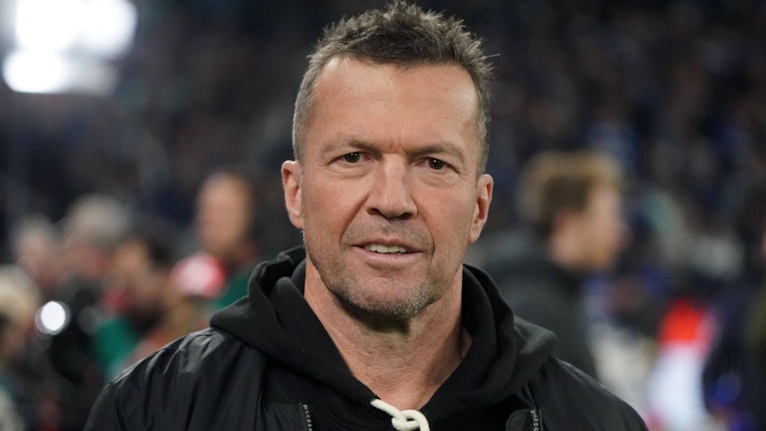 Lothar Matthäus blickt rund um ein Bundesliga-Spiel am 12. November 2022 in der Veltins-Arena auf Schalke in eine TV-Kamera. Matthäus ist als TV-Experte im Einsatz für den Pay-TV-Sender Sky.