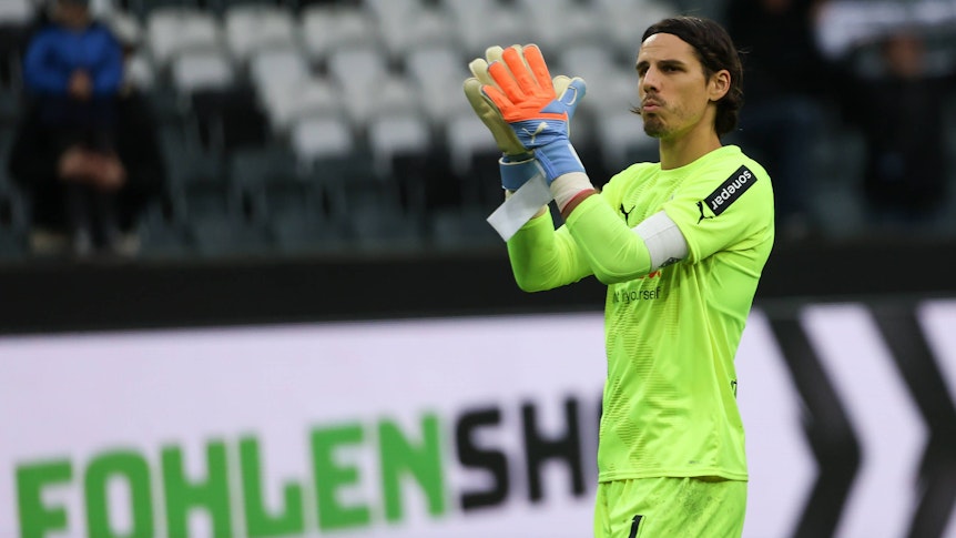 Yann Sommer im Trikot von Borussia Mönchengladbach am 14. Januar 2023 nach dem Testspiel gegen den FC St. Pauli. Sommer applaudiert den Gladbach-Fans in der Nordkurve und trägt ein grellgelbes Trikot von Borussia.