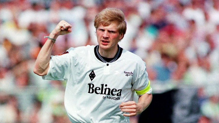 Stefan Effenberg hebt am 9. Mai 1998 im Trikot von Borussia Mönchengladbach den rechten Arm und ballt die Faust vor Freude. Effenberg trägt ein weißes Gladbach-Trikot beim Bundesliga-Spiel in Wolfsburg.