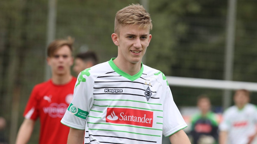 Sinan Kurt trägt das weiße Heimtrikot von Borussia Mönchengladbach bei einem U19-Spiel am 6. April 2014.