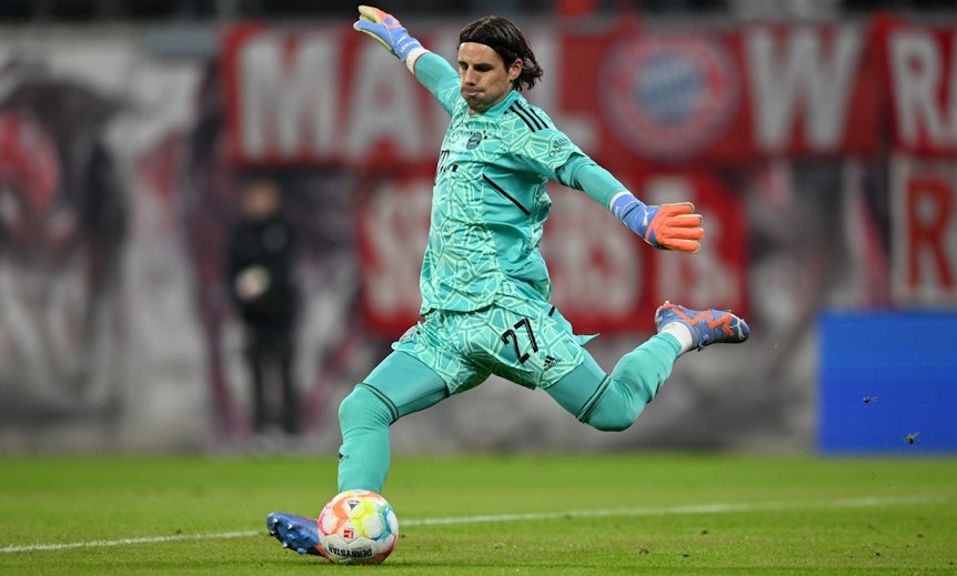 Münchens Torwart Yann Sommer, ehemals bei Borussia Mönchengladbach, spielt am 20. Januar 2023 gegen RB Leipzig den Ball.