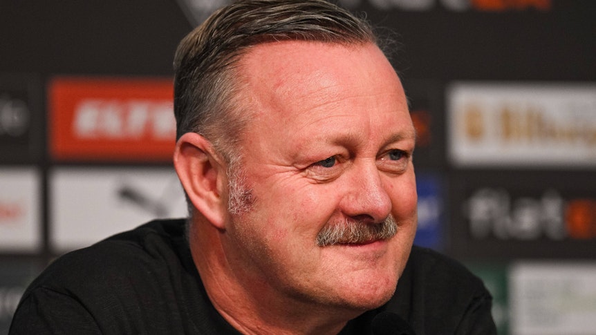 Roland Virkus, Manager von Borussia Mönchengladbach, gut gelaunt am 20. Januar 2023 auf der Pressekonferenz vor dem Bundesliga-Spiel gegen Bayer 04 Leverkusen.