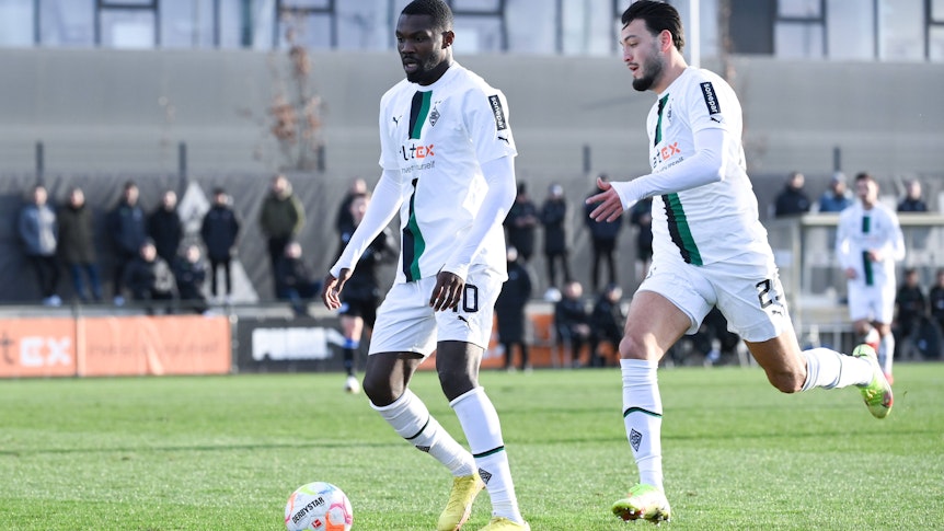 Marcus Thuram und Ramy Bensebaini von Borussia Mönchengladbach, hier beim Testspiel gegen Arminia Bielefeld am 11. Januar 2023.