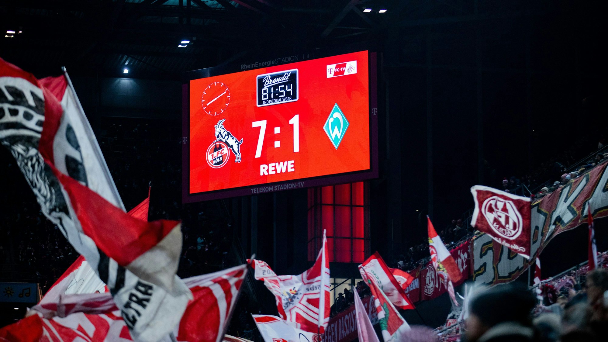 Weiß auf Rot prangt das Ergebnis der FC-Gala gegen Werder Bremen auf der Anzeigetafel im Rhein-Energie-Stadion.