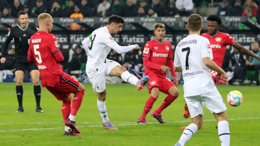 Lars Stindl trifft per Linksschuss am 22. Januar 2023 zum zwischenzeitlichen 1:3 für Borussia Mönchengladbach im Bundesliga-Heimspiel gegen Bayer Leverkusen.